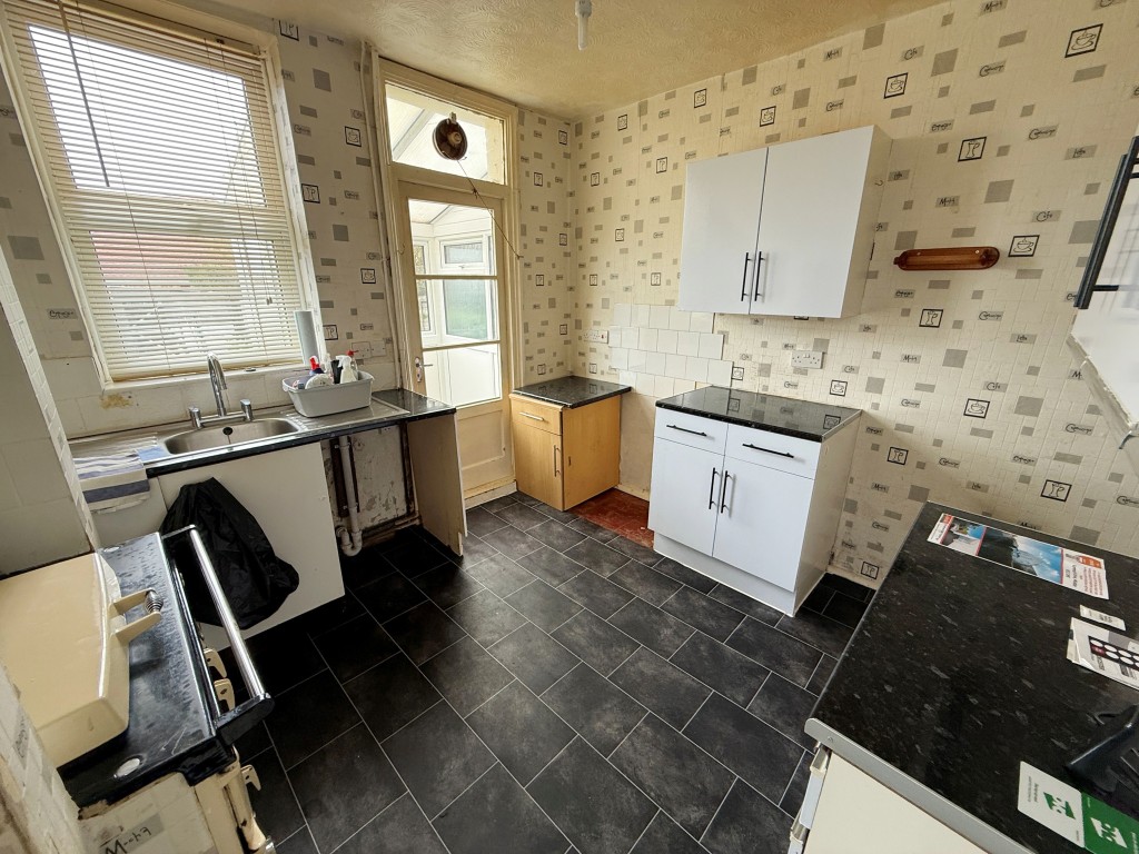 Lot: 107 - FOUR-BEDROOM DETACHED HOUSE FOR REFURBISHMENT - Kitchen